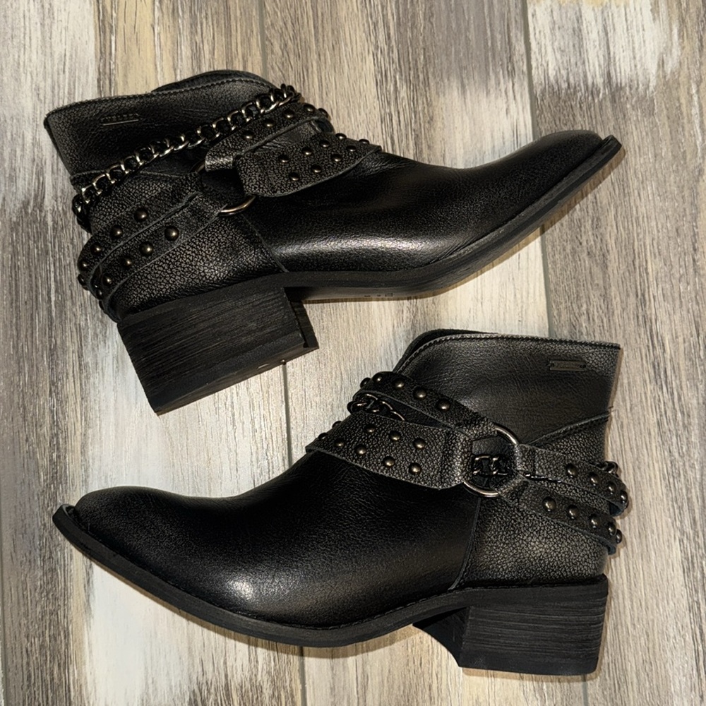 Velez Colombian black leather ankle bootie with chains. Size 38. Great condition